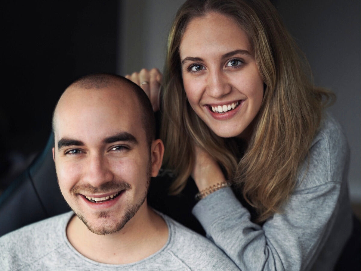 Foto von den zwei lächelnden Gründern von pawlory, die freundlich in die Kamera blicken und Vertrauen sowie Nähe zur Marke ausstrahlen.